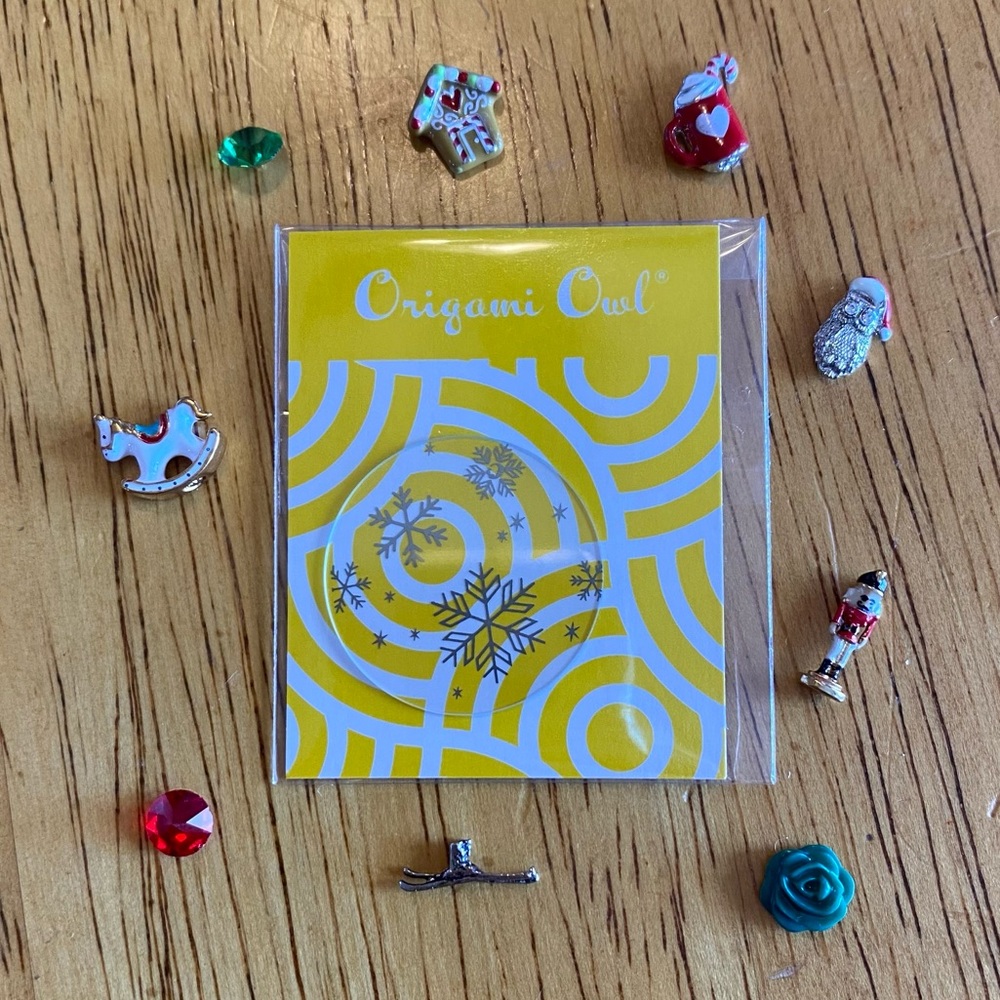 Origami Owl Christmas Winter Holiday Charm and Plate Set NWOT